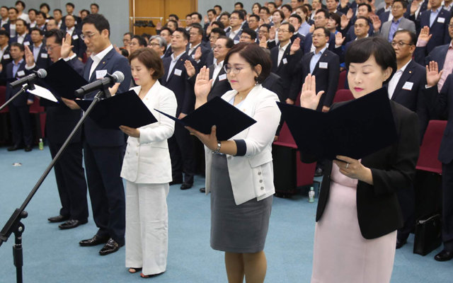 20일 경기 용인시 한화생명 연수원에서 임직원 180여 명이 ‘소비자 보호 헌장 선포식’을 열고 헌장 실천을 위한 서약을 했다. 한화생명 제공