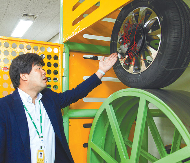 김영철 기계연 책임연구원이 스마트 타이어 원리를 소개하고 있다. 한국기계연구원 제공