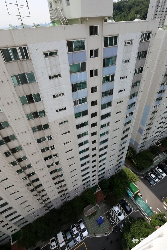 드루킹에게 불법 정치자금 수수 의혹을 받던 노회찬 정의당 원내대표가 23일 서울 중구의 한 아파트에서 투신해 숨졌다. 사진=전영한기자 scoopjyh@donga.com