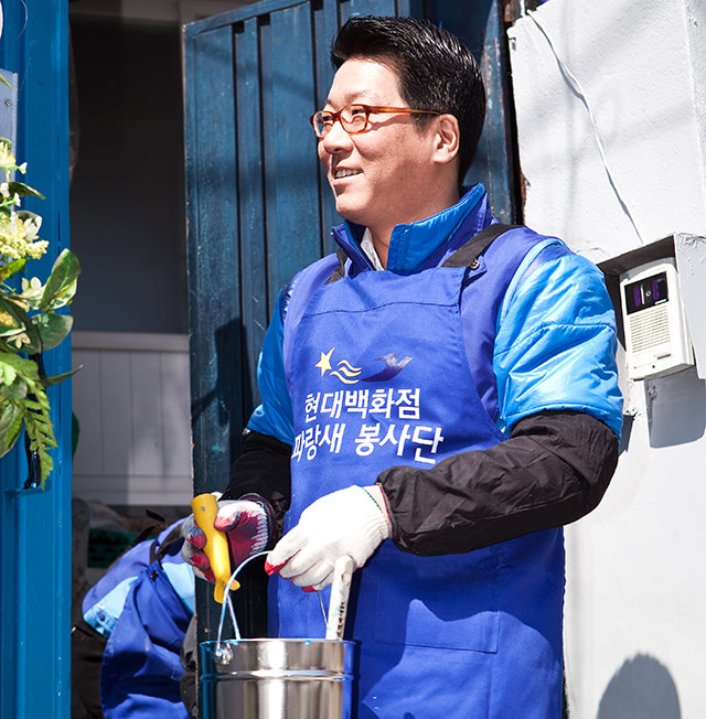 현대백화점그룹은 23일 소외계층 아동에 5년간 총 300억 원을 지원하기로 했다. 정지선 현대백화점그룹 회장이 2014년 현대백화점의 ‘파랑새 봉사단’ 활동에 참여하고 있다. 현대백화점그룹 제공