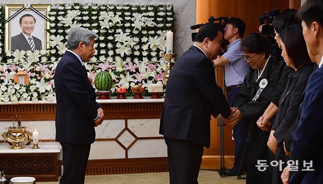 빈소 찾은 문희상 국회의장 문희상 국회의장(왼쪽에서 두 번째)과 유인태 국회사무총장(왼쪽)이 23일 
서울 서대문구 연세대 세브란스병원에 마련된 고 노회찬 정의당 원내대표의 빈소를 찾아 조문한 뒤 부인 김지선 씨와 유가족을 위로하고
 있다. 최혁중 기자 sajinman@donga.com