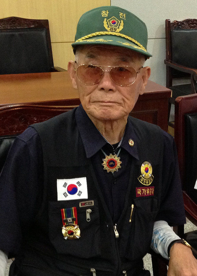 이춘식 씨가 2013년 7월 서울고등법원 파기환송심에서 승소한 뒤 대한변호사협회 사무실에서 기자회견을 하는 모습. 태평양전쟁 피해자 보상추진협의회 제공