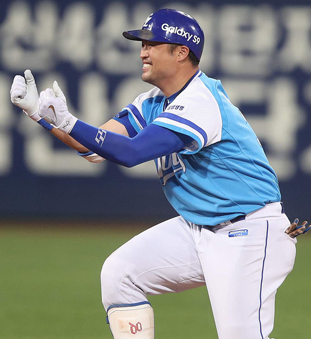 프로야구 삼성 박한이가 22일 한화 정우람을 상대로 끝내기 안타를 친 뒤 환호하고 있다. 삼성라이온즈 제공