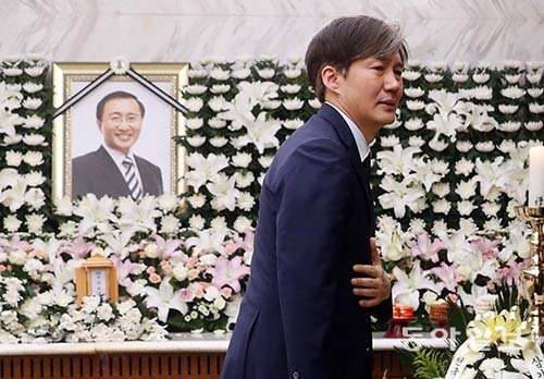 조국 청와대 민정수석이 24일 오후 서울 서대문구 신촌 세브란스 병원 장례식장에 마련된 고 노회찬 정의당 원내대표의 빈소를 찾아 조문한 뒤 나서고 있다. 사진=김재명 기자 base@doga.com