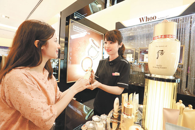 대만 타이베이의 한 대형 백화점에 있는 LG생활건강 화장품 브랜드 ‘후’ 매장에서 현지 고객이 제품을 고르고 있다. LG생활건강은 중화권 시장에서 철저한 고급화 전략을 고수하며 사상 최대 실적을 거두고 있다. LG생활건강 제공