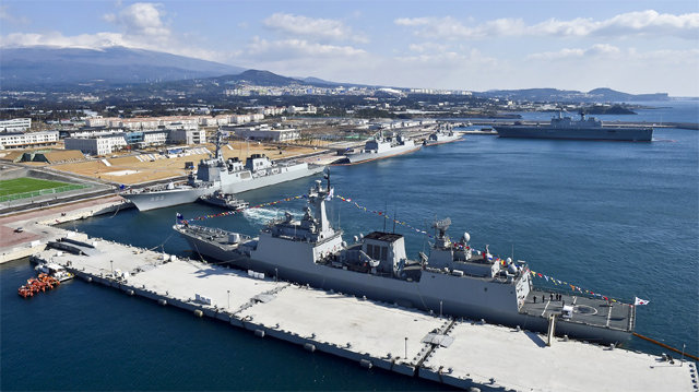 대한민국 국제관함식 제주 개최를 놓고 민군복합관광미항(제주해군기지)이 들어선 서귀포시 강정마을이 다시 찬반 갈등에 휩싸였다. 국제관함식을 계기로 대통령 유감 표명과 공동체발전 사업추진을 해야 한다는 의견이 있는 반면 대규모 해군 행사에 대한 반발도 있다. 해군본부 제공