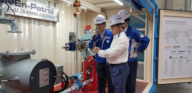 오거돈 부산시장(가운데)이 지역경제를 살리기 위해 24일 강서구 미음산단 조선기자재 업체인 파나시아를 방문해 애로사항을 듣고 있다. 부산시 제공