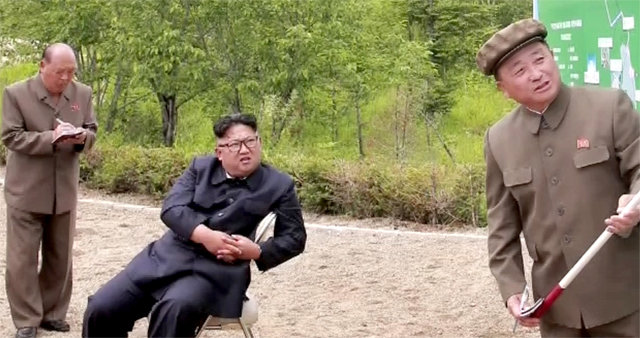 북한 양강도 삼지연군을 시찰 중인 김정은 국무위원장이 이마를 찌푸리고 백두산 주변 개발 계획을 보고받고 있다. 이달 초순 촬영된 사진으로 추정된다. 사진 출처 조선중앙통신
