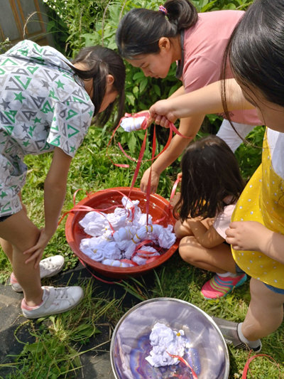 ‘자연으로 물들고양’ 시간에 홀치기 기법을 배우는 어린이들. 사진제공=아트앤크래프트