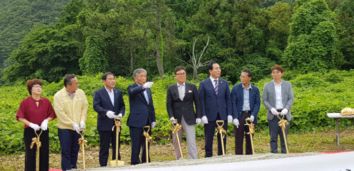 지난달 ‘남진 기념관’ 기공식 모습(왼쪽 다섯 번째가 남진). 사진제공｜고흥군