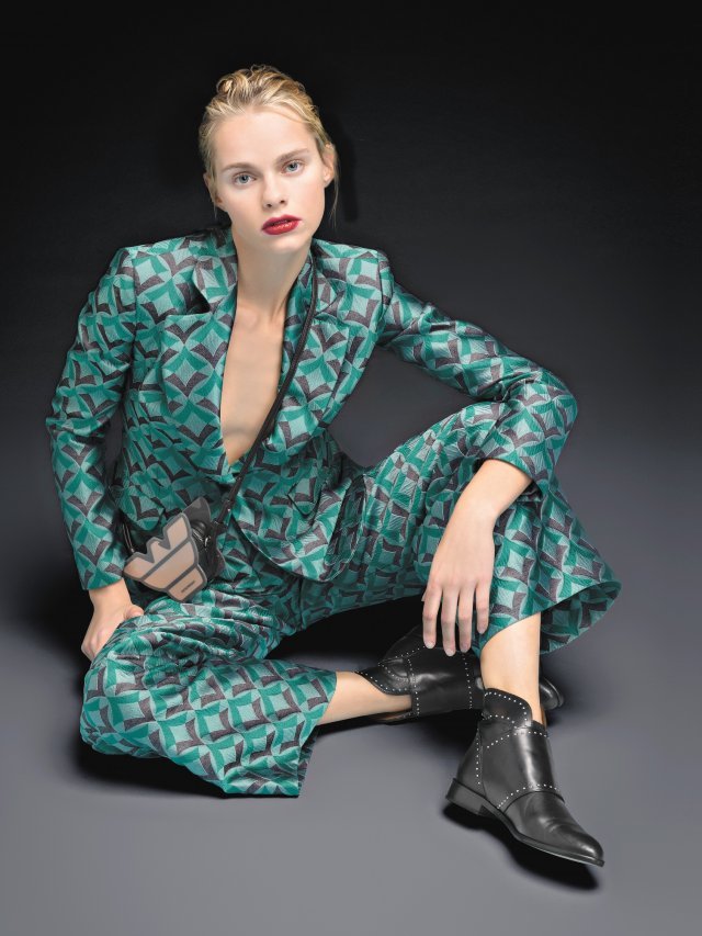 남성의 전유물로 여겨졌던 팬츠 슈트가 당당한 현대 여성의 옷으로 자리매김하고 있다. 사진은 엠포리오 아르마니의 2018 프리폴 컬렉션.