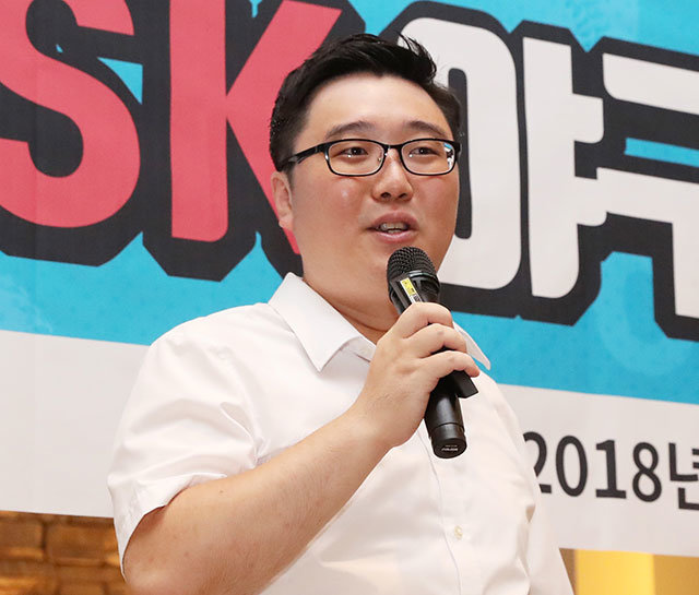 ‘SK야구 수학 토크 콘서트’에서 숫자로 보는 야구를 주제로 강연하고 있는 배원호 SK 데이터분석원. SK 제공