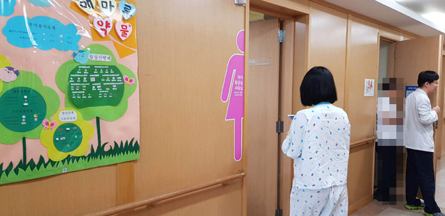 커다란 화장실 표지판은 환자들의 건의로 이뤄졌다. 해마루 의료진은 환자들의 의견을 수렴해 일주일 뒤 조치 상황을 알려준다.