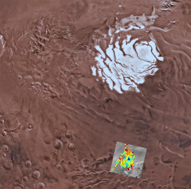 화성 남극 지역의 지표를 덮은 물과 이산화탄소로 된 얼음(위 흰색)과, 그 부근에서 새롭게 발견된 지하 호수로 추정되는 지역(아래 레이더 영상). INAF 제공