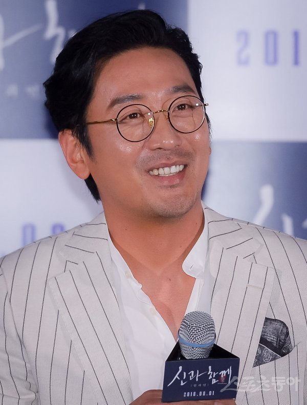 배우 하정우가 24일 서울 송파구 롯데시네마 월드타워에서 열린 영화 ‘신과함께 - 인과 연’ 언론시사회에 참석해 환하게 웃고 있다. 사진=김진환 기자 kwangshin00@donga.com