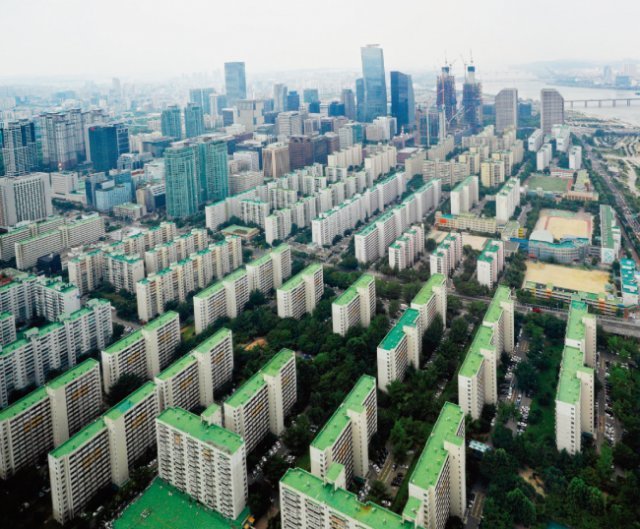 서울 여의도 재건축 아파트 집주인들은 7년 전 한 차례 개발 계획이 무산된 뒤 다시금 개발 계획이 언급되자 반신반의하는 분위기다. [박해윤 기자]