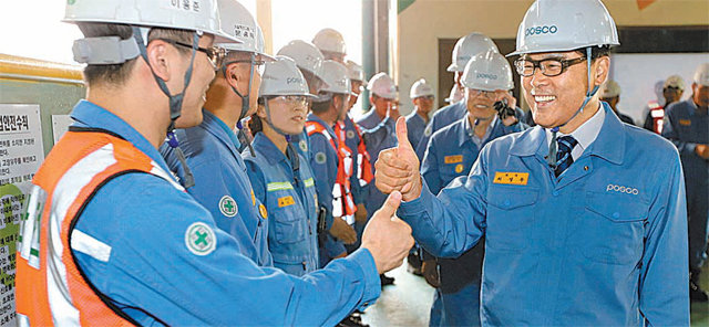 최정우 신임 포스코 회장(오른쪽)은 27일 취임식을 끝내자마자 경북 포항 포항제철소 제2고로 현장을 방문했다. 최 회장은 이날 기자간담회에서 비(非)철강 비엔지니어 출신이라는 평가에 대해 “철강 전문가는 이공계 전문가겠지만 경영전략을 짜온 나는 철강업 전문가”라며 자신감을 드러냈다. 포스코 제공