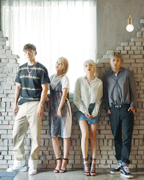 혼성 4인조 카드(왼쪽부터 비엠, 전소민, 전지우, 제이셉)는 국내보다 해외에서 먼저 알려졌지만 “한국에서도 믿고 듣는 신용카드”가 되는 것이 목표다. 사진제공｜DSP미디어