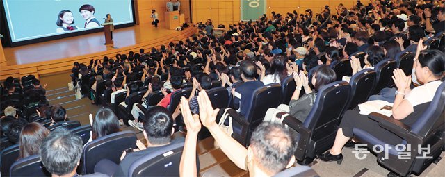 29일 충남 천안 교보생명 연수원에서 ‘대입제도 개편을 위한 2차 숙의토론회’가 열리고 있다. 시민참여단 490명은 2박 3일간의 합숙 토론을 거쳐 2022학년도 대입제도 개편의 골격이 될 설문조사를 마친 뒤 귀가했다. 천안=최혁중 기자 sajinman@donga.com