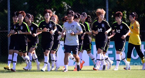 ‘태극낭자들이 뛴다!’ 2018 자카르타-팔렘방 아시안게임에 나서는 여자 축구대표팀이 30일 파주 국가대표 트레이닝센터(NFC)에서 가벼운 러닝으로 몸을 풀고 있다. 첫 훈련을 시작한 대표팀은 “역대 최고성적을 내겠다”는 당찬 목표를 밝혔다. 파주｜김종원 기자 won@donga.com