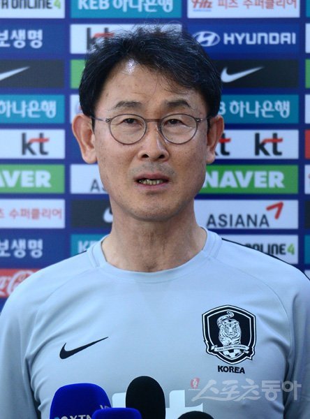 2018 자카르타 팔렘방 아시안게임 여자 축구대표팀이 30일 파주 국가대표 트레이닝센터(NFC)에 소집되어 첫 훈련을 가졌다. 윤덕여 감독이 인터뷰를 하고 있다. 파주｜김종원 기자 won@donga.com