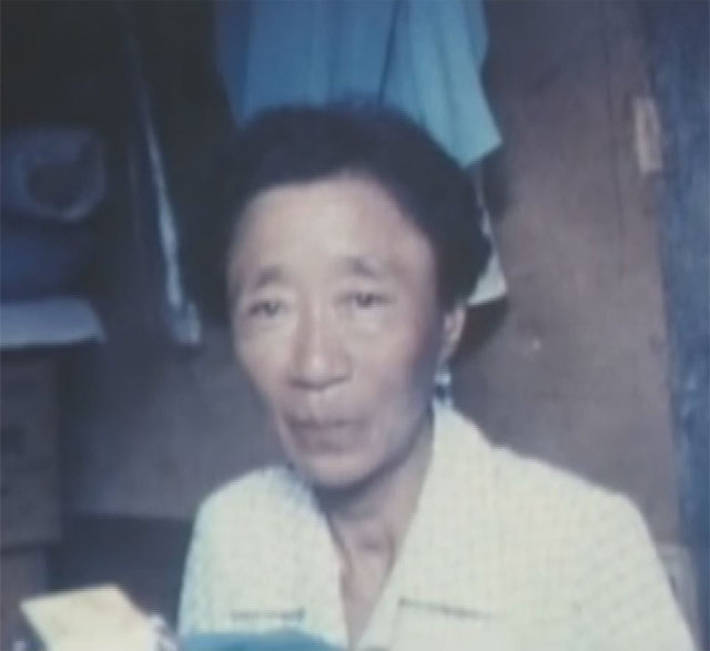 1978년 자신의 거처로 쓰던 두 평도 되지 않는 헛간 같은 집에서 감독과 인터뷰하는 배봉기 할머니. 할머니는 이 집의 월세가 2000엔이라고 했다. 영화 ‘오키나와의 할머니’