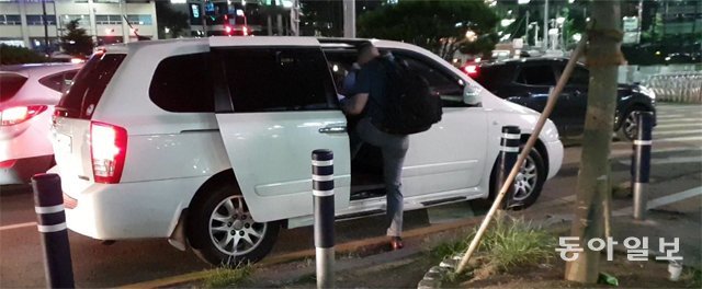 27일 밤 12시경 서울역 택시 승강장 인근 도로에서 한 승객이 이른바 ‘나라시’라고 불리는 불법 영업 차량에 타고 있다. 
나라시는 ‘택시 등이 손님을 찾아 돌아다닌다’란 뜻인 일본말 ‘나가시’에서 유래한 은어다. 구특교 기자 
kootg@donga.com