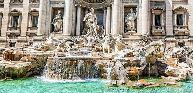 시원한 물줄기와 화려한 조각으로 유명한 로마의 트레비 분수. 픽사베이 제공
