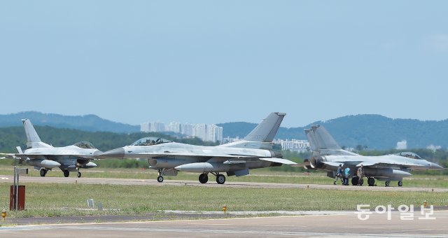 전국에 37도를 웃도는 폭염이 이어지고 있는 가운데 31일 오후 작전을 마친 서산 공군 제 20전투비행단 소속 KF-16이 활주로에 착륙하고 있다. 원대연기자 yeon72@donga.com