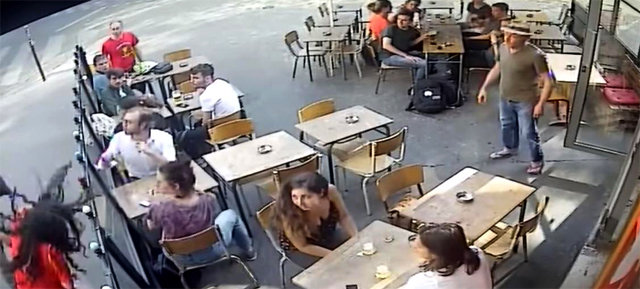 지난달 24일 프랑스 파리 19구 거리에서 지나가던 남성이 던진 성적 농담에 항의하던 여대생 마리 라게르(왼쪽 아래)가 성적 농담을 던졌던 남성으로부터 폭행을 당하고 있다. 사진 출처 마리 라게르 페이스북