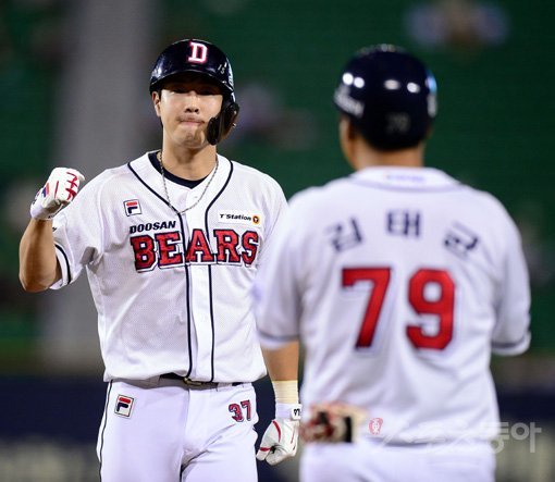 31일 서울 잠실야구장에서 ‘2018 신한은행 MY CAR KBO리그’ LG트윈스와 두산베어스 경기가 열렸다. 5회말 2사 2루 두산 박건우가 1타점 적시타를 치고 1루에서 기뻐하고 있다. 잠실｜김종원 기자 won@donga.com