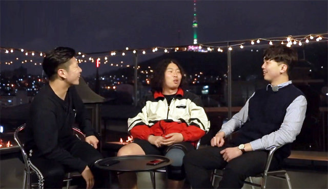 ‘경성 판타지’에 출연한 ‘울산 3인방’(왼쪽부터 이지원 정재현 신병국 씨)이 서울 남산이 내려다보이는 카페에 앉아 이야기를 나누는 모습. 이들은 “서울은 놀러 오긴 좋지만 살기는 좀 그렇다”고 입을 모았다. 울산MBC 화면 캡처