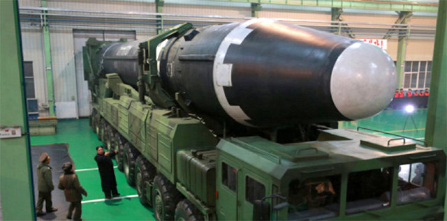 종전선언 외치는 北, 뒤에서 ICBM 개발