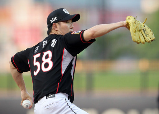 20일 오후 광주-기아챔피언스필드에서 열린 ‘신한은행 MY CAR KBO리그’ KIA 타이거즈와 KT 위즈의 경기에서 KT 선발투수 금민철이 투구하고 있다. 금민철은 올 시즌 18경기에서 102이닝 투구를 펼쳐 6승 5패와 평균자책점 4.94의 성적을 보이고 있다. KIA를 상대로 2경기에서 12이닝 마운드를 지키며 1패와 평균자책점 3.00을 기록하고 있다. 사진제공｜스포츠코리아