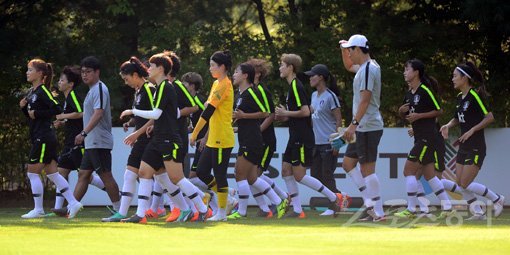 2018자카르타-팔렘방 아시안게임에 출전하는 여자 축구대표팀이 1일 파주 축구국가대표트레이닝센터(NFC)에서 훈련을 펼치고 있다. 파주｜김민성 기자 marineboy@donga.com