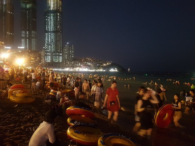 1일 오후 8시경 해운대 해수욕장이 야간 해수욕을 즐기러 온 피서객들로 가득하다.