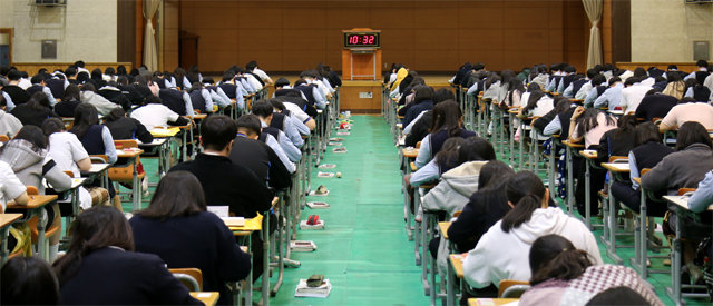 4월 경기 오산 운암고 3학년 학생들이 강당에 모여 감독관 없이 내신 시험을 치르고 있다. 운암고는 올해 처음으로 무감독 시험을 
도입했다. 정상열 교장은 “시험 후 부정행위에 관한 무기명 설문조사를 하기 때문에 교사가 없어도 사실상 학생 스스로 감독하게 되는
 것”이라고 말했다. 운암고 제공