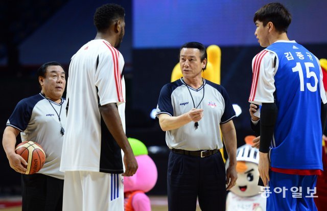 TV 해설위원 시절 올스타전에서 심판 역할을 맡은 김동광 신임 KBL 경기본부장.