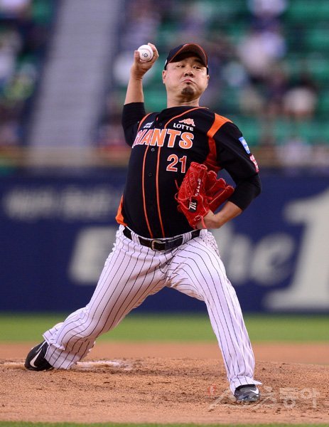 롯데 자이언츠 송승준은 ‘베테랑’ 대열에 합류한 지 오래지만 한참 어린 후배들과의 소통에도 큰 어려움이 없다. 선배로서의 권위보다 후배를 챙기는 ‘진심’을 앞세운 게 비결 아닌 비결이다. 스포츠동아DB