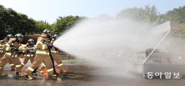 3일 서울소방학교에서 제108기 신규임용자과정에 입소한 소방공무원 임용 후보자들이 호흡을 맞춰가며 화재진압 훈련을 하고있다.