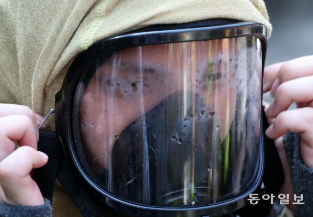 입교생이 산소마스크를 착용하고 있다. 무더위 때문에 마스크에 서리가 끼어 앞이 잘 보이지 않는다.