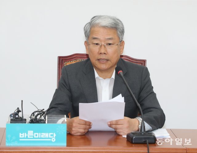 바른미래당 김동철 비상대책위원장은 3일 오전 국회에서 박선숙 의원의 보도와 관련해 청와대와 여당에 대해  불쾌감을 드러내며 “간보기 정치”라고 유감을 표명했다.