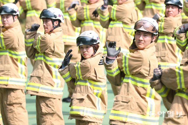 소방공무원 임용 후보생들이 3일 서울소방학교에서 기초체력단련에 앞서 스트레칭을 하고있다.