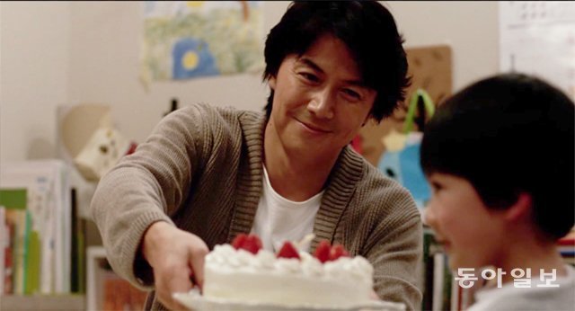 고레에다 히로카즈 감독의 영화와 소설에 등장하는 주인공 료타(왼쪽)는 생물학적 유전자만큼이나 함께 보낸 ‘시간’이 가족을 이루는 요소란 사실을 깨닫는다. 동아일보DB