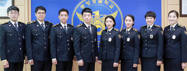 새내기 경찰들이 3일 충북 충주시 중앙경찰학교에서 열린 293기 신임경찰관 졸업식을 마치고 기념촬영을 하고 있다. 대학 때 용감한 시민상을 받은 김세훈 순경(왼쪽), 베트남에서 한국으로 귀화한 홍민희 순경(여·오른쪽에서 두 번째) 등 일반 2287명, 경찰행정 119명, 특채·경력채용 153명 등 2559명이 순경으로 임용됐다. 경찰청 제공