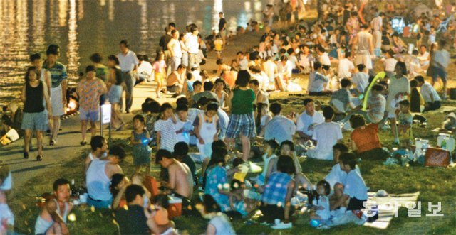 한강으로 1994년 7월 25일자 동아일보에 게재된 사진. 연일 계속된 열대야에 지친 시민들이 더위를 피하고자 한강변 둔치로 나왔다. 동아일보DB