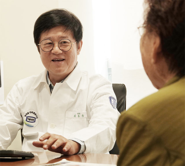 김동욱 서울성모병원 혈액병원장이 환자와 면담하고 있다. 김 원장은 백혈병 분야의 최고 권위자로 평가받는다.
