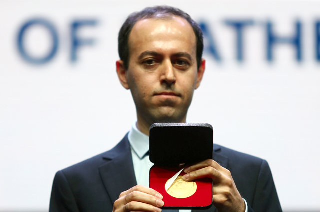 1일(현지시각) 시상식 직후 필즈상 메달을 도난 당했던 코처 비카 영국 케임브리지대 교수가 4일 다시 수여된 필즈상을 들어 보이고 있다. 세계수학자대회 제공