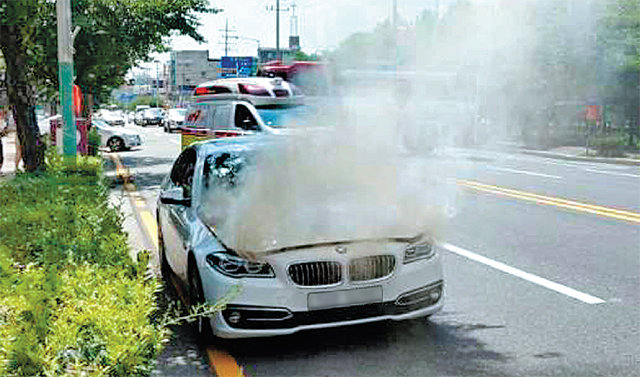 4일 오후 전남 목포시 옥암동에서 주행 중이던 김모 씨의 BMW 520d 차량에 화재가 발생하자 소방대원들이 출동해 진화하고 있다. 전남 목포소방서 제공