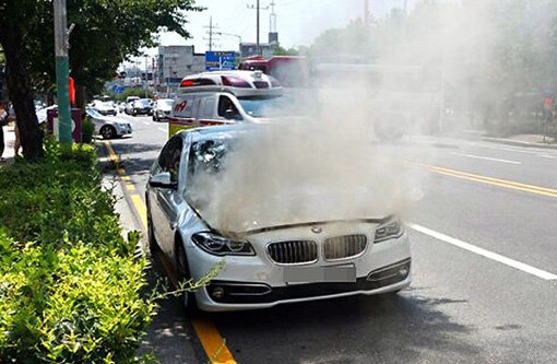지난 4일 오후 2시15분 전남 목포시 옥암동 도로에서 주행 중 불이 난 BMW 520d 차량. 사진제공｜목포소방서